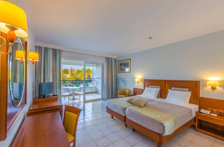 Kipriotis Hippocrates & Maris Suites