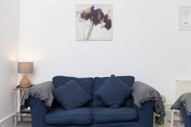 Comfortable 3 Bedroom Top Floor Flat in Old Town
