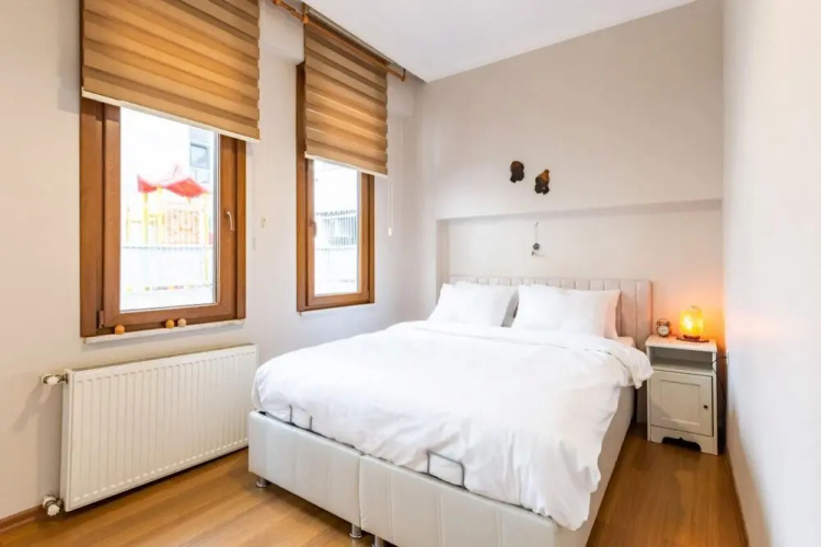 Authentic Central Flat With Bay Window in Besiktas