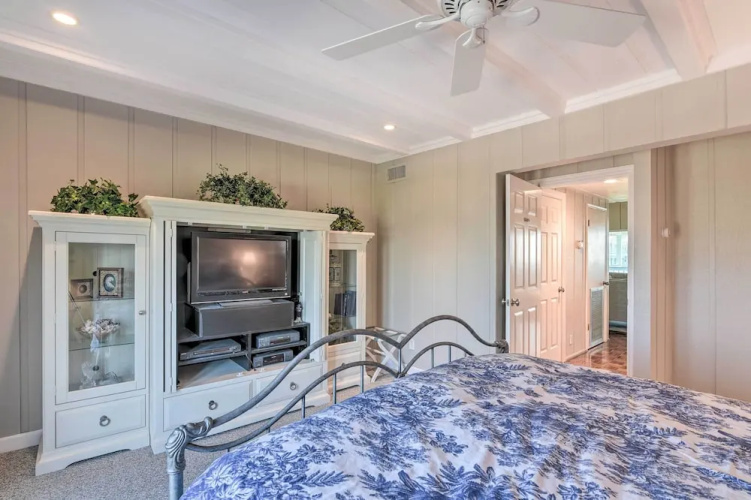 Waterfront Deck: Charming Galveston Home!