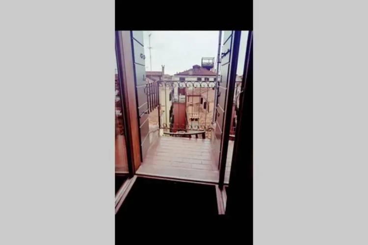 Large Top 3 Rooms Flat Central Rialto