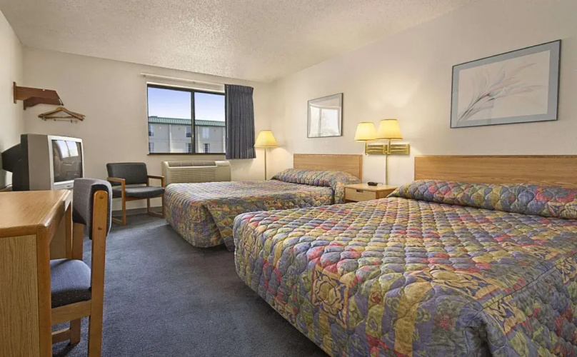 Super 8 by Wyndham Springfield North I-44