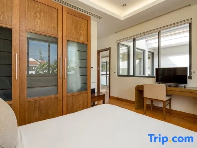 5 Bedrooms Villa