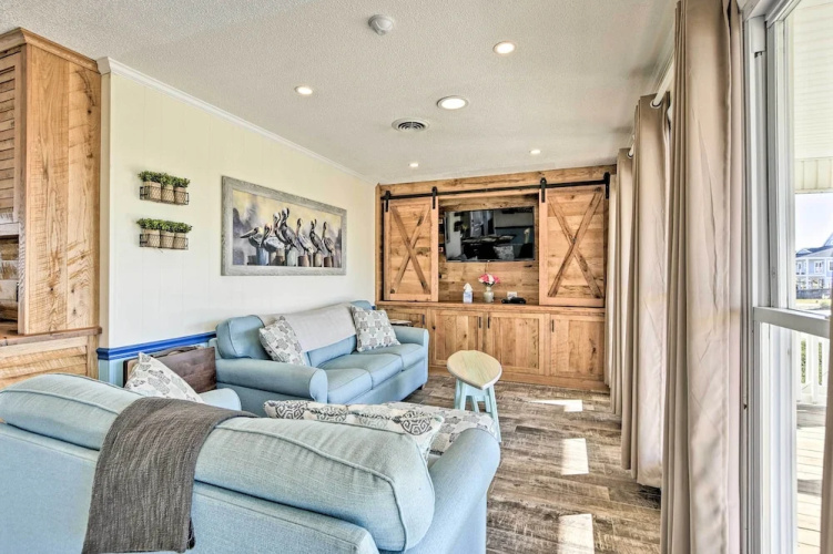 Coastal Home: Walk to Holden Beach!