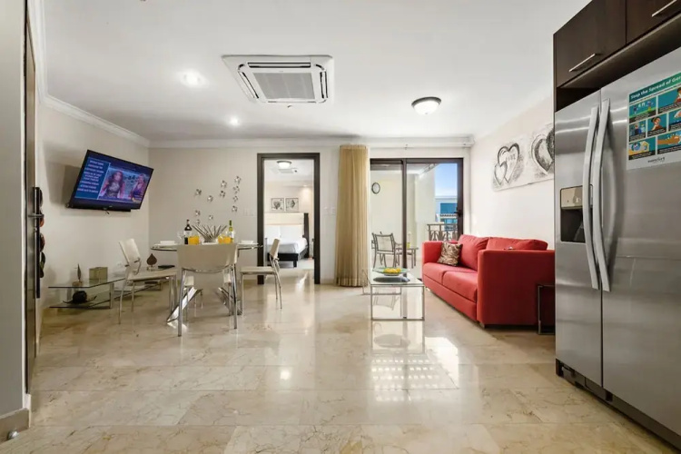 1BR 2BA Corner Condo on Top Floor w Amazing Views