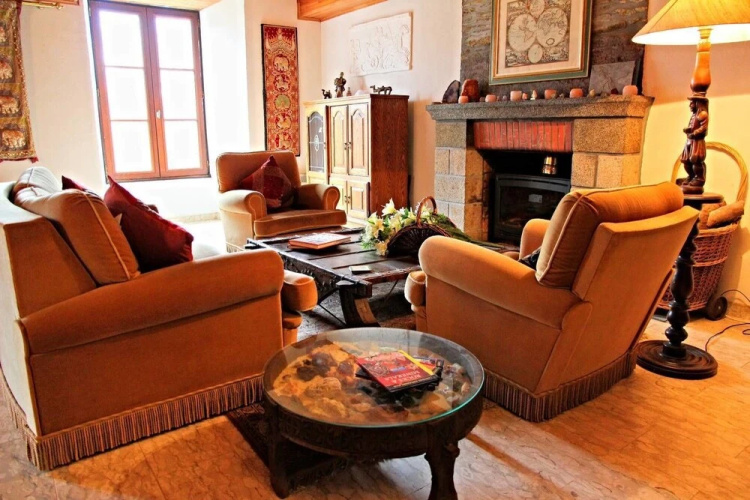The Archeologist Home-Chateau Le Mur