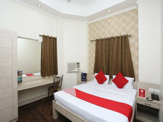 OYO 30240 Shri Radha Palace