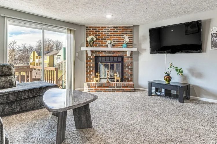2 Mi to Castleton Square Mall! Quaint Condo