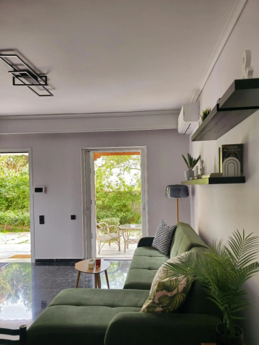 Newly Renovated Garden view apartment!!