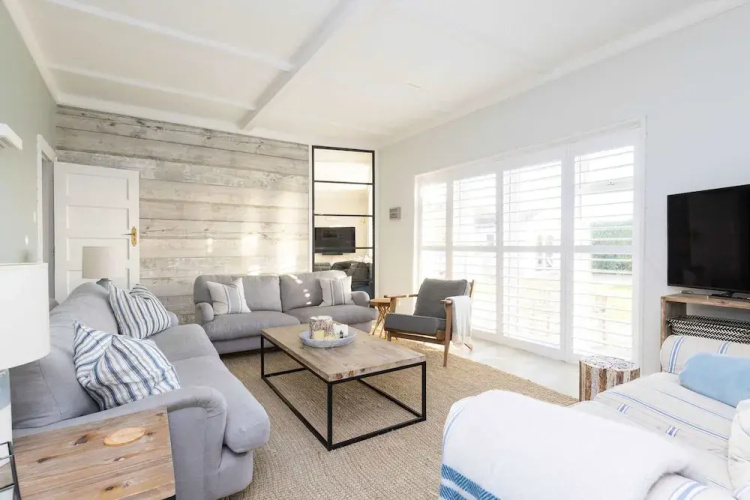 Luxury Beachfront Retreat for 14 With Hot Tub