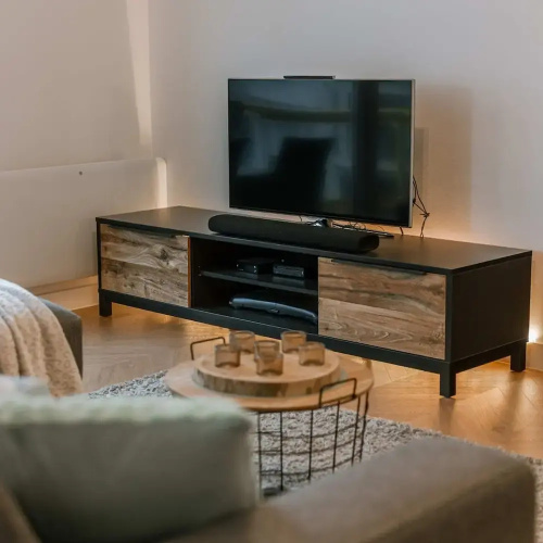 Centrally Located Modern Apartment With Parking