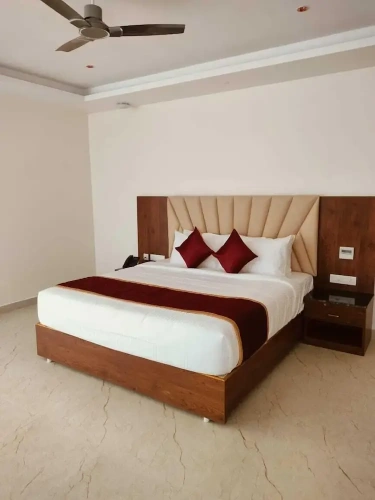 Deluxe Double room with city view