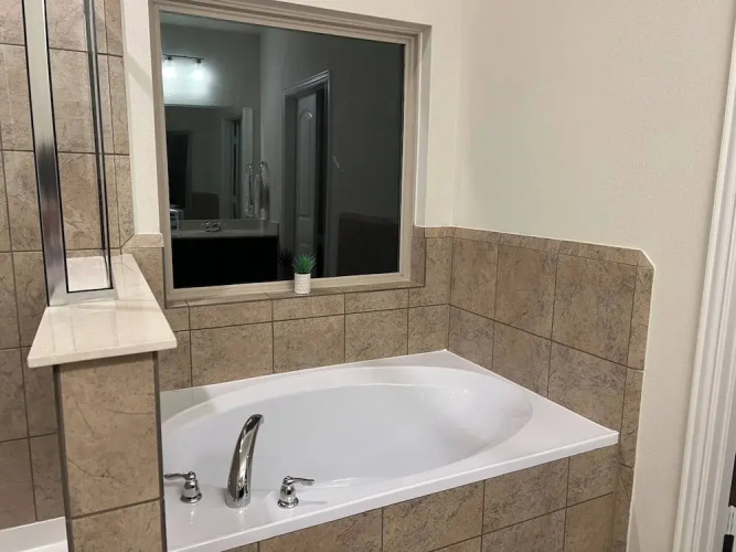 Balmoral Lakeside 5br 4ba House