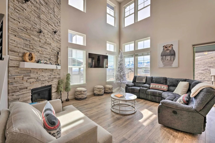 Inviting Hideout Townhome w/ Balcony & Lake Views!