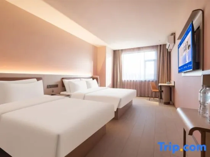 Standard Twin room with street view