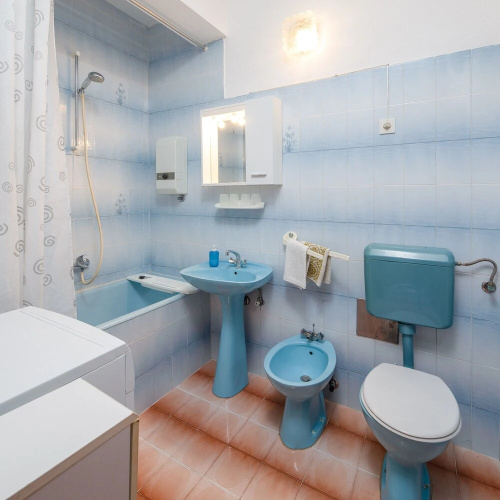 A2 apt Near Beach w Patio, Parking and Grill