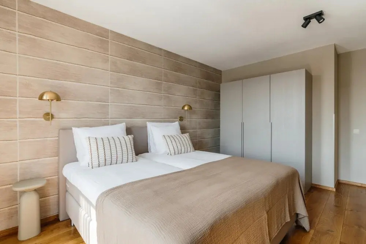 Harbor Breeze: Modern Stay