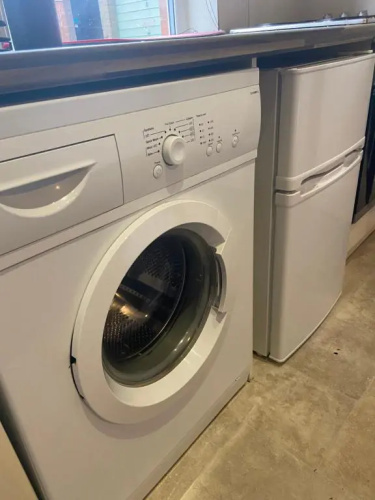 Modern studio apartment - great location!