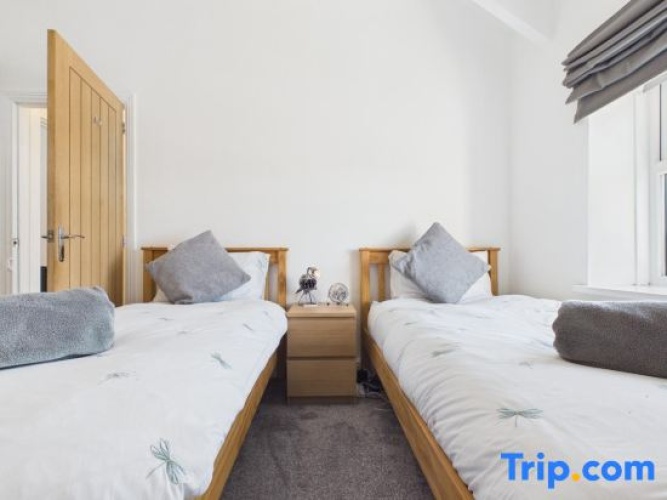 3 Bedrooms Apartment