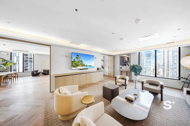 Sleek 1-BR & Den in Central Downtown