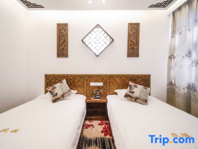 Standard Twin room with street view