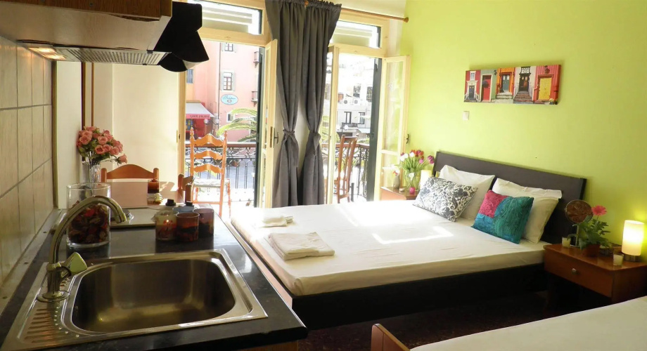 Nikolas Rooms