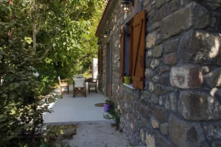 Perivoli Stone house