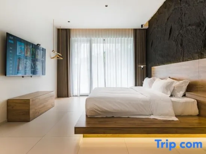 6 Bedrooms Villa