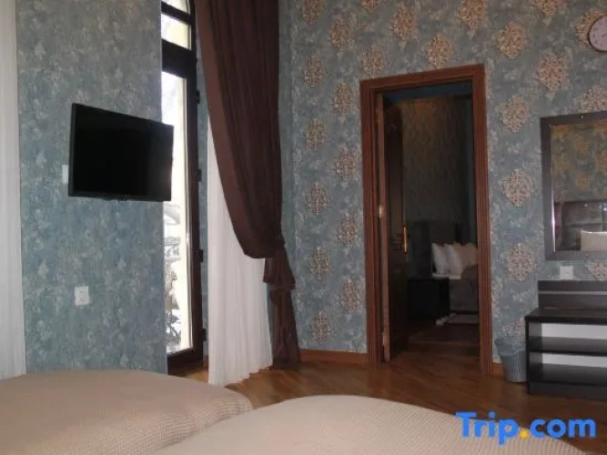 Premier Family room with street view