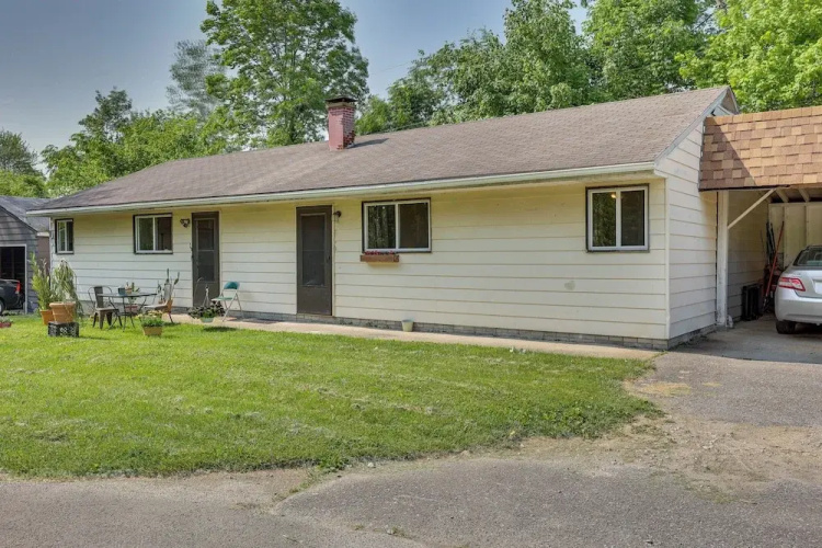Cozy Youngstown Apartment w/ Central A/C + Heating