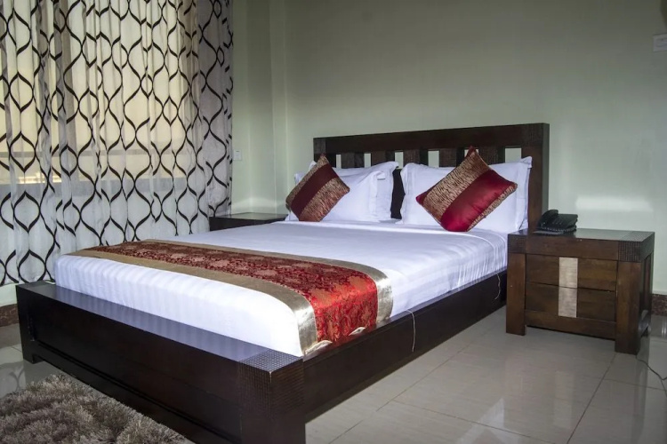 Flomi Hotel