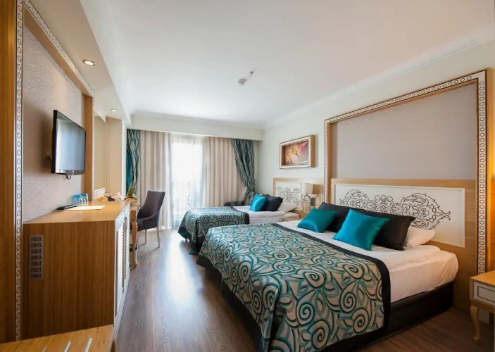 Standard Triple room with partial sea view