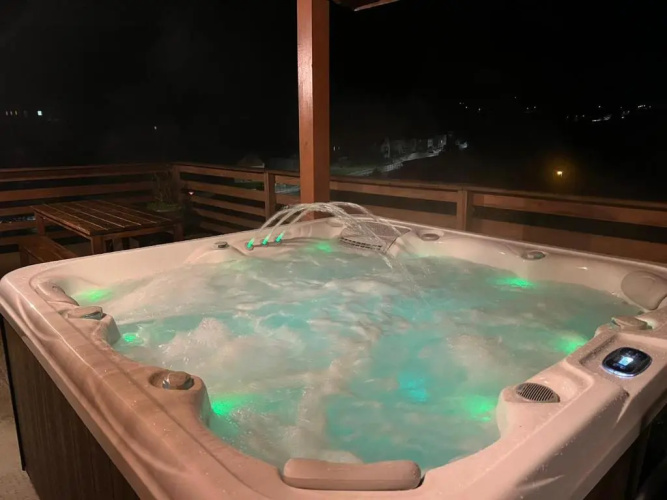 Chalet Casa de Monzel with 6-Person Jacuzzi & Panoramic View