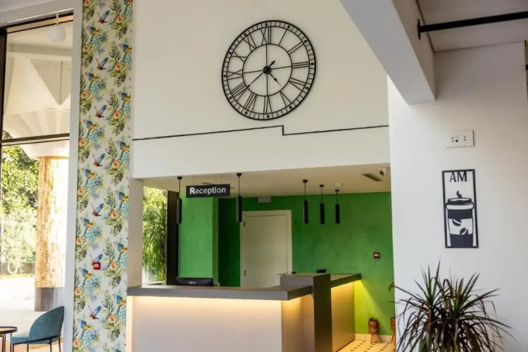 Le Grove Hotel