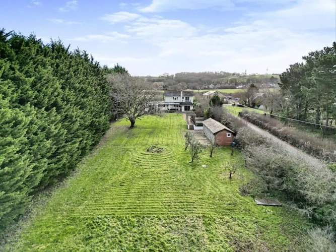 4 Bedrooms Cottage