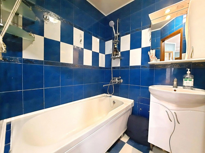 2-комнатная квартира с кроватью и диваном и ванной Сеть апартаментов Alex Apartments Бесконтактное заселение 24-7