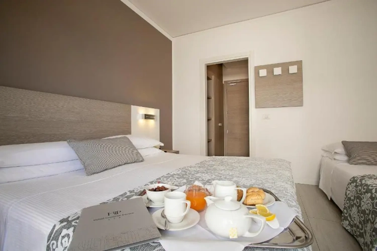Standard Triple room with partial sea view