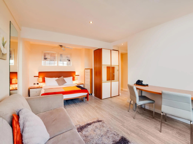 Simplistic Studio in London with Jacuzzi