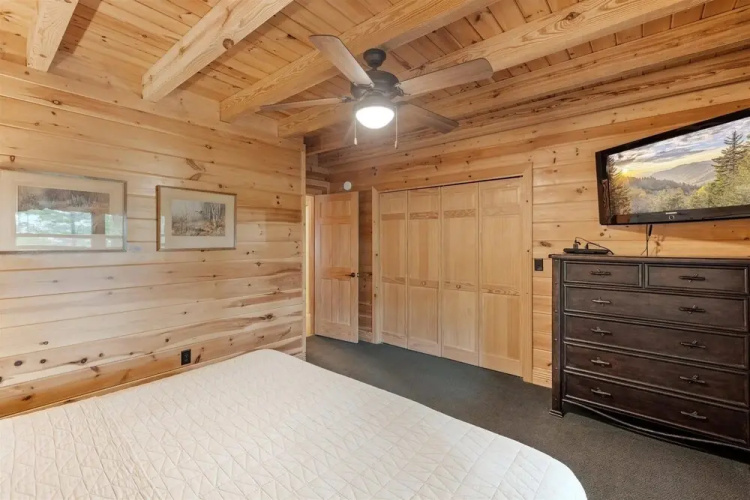Wolf Den 4 Bedroom Cabin by RedAwning