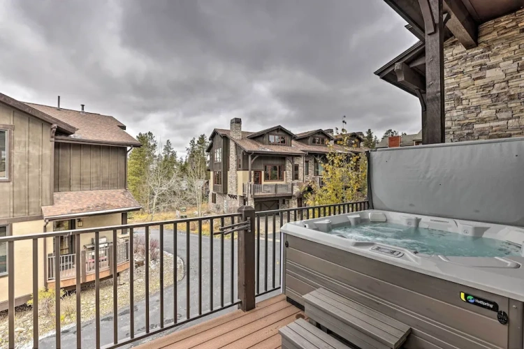 4 Bedrooms Apartment with balcony