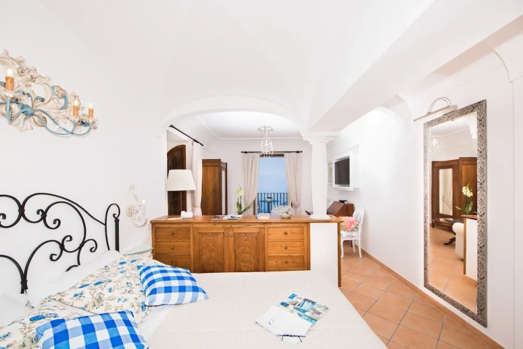 5 Bedrooms Villa