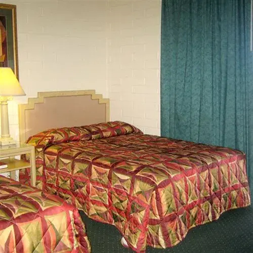 Econo Lodge Inn & Suites