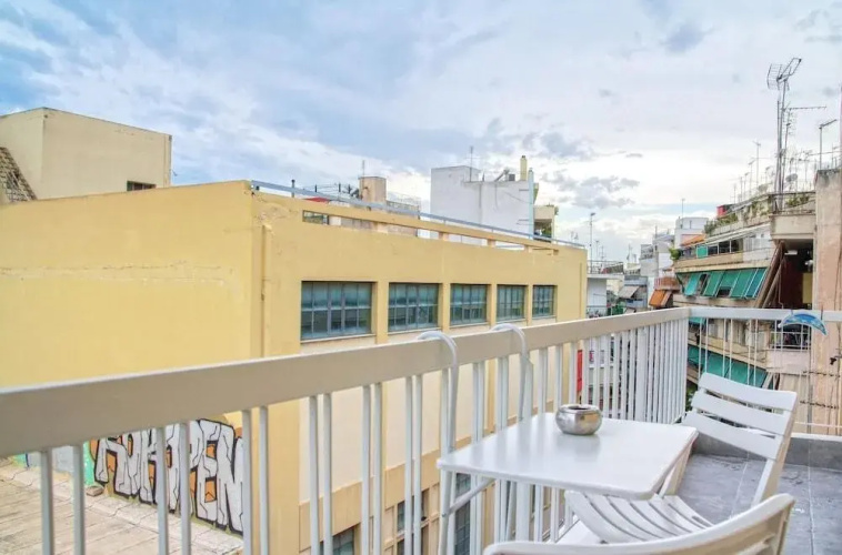 Spacious 3-Bedroom Apartment 90M From Train