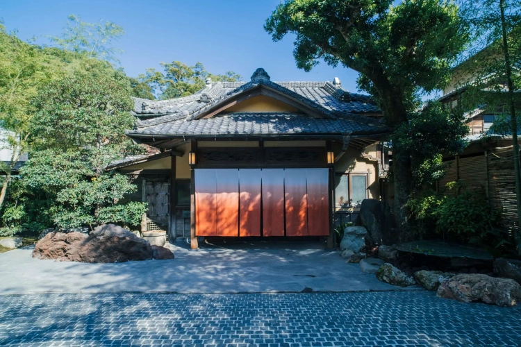 Standard Twin room with garden view