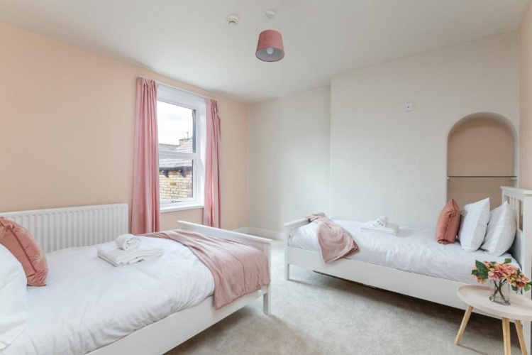 4 Bedrooms Cottage