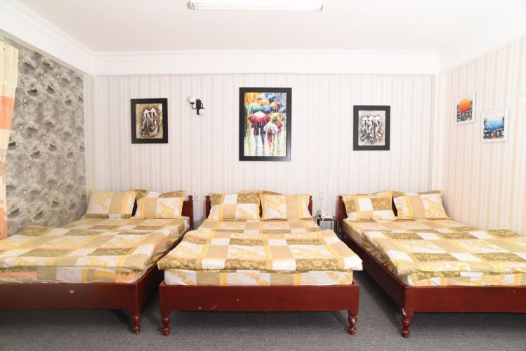 Superior Sextuple Family room