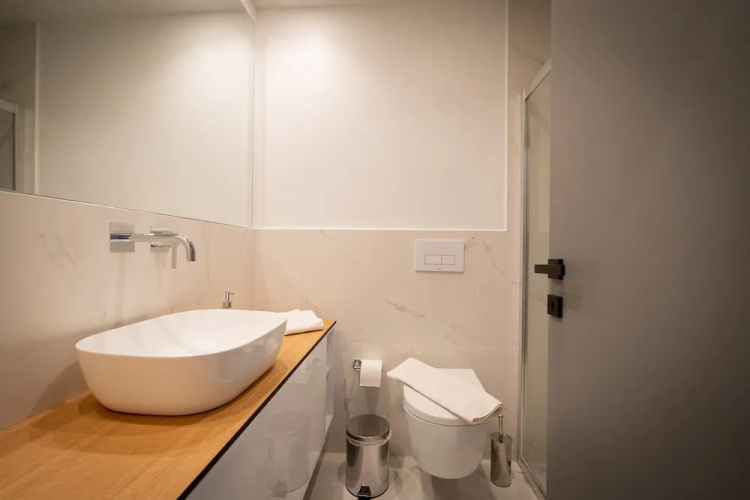 LIV - Luminous Spacious Apartment in Pagrati