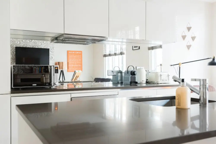 Bright modern one bed apartment in central london