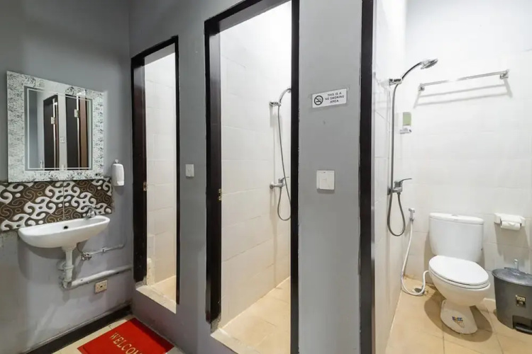 RedDoorz Hostel near Trans Studio Mall