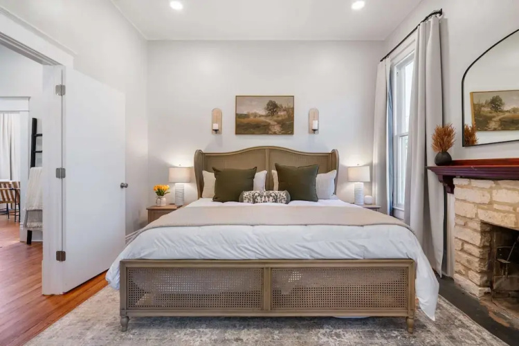 Modern Decor Walkable to Soco